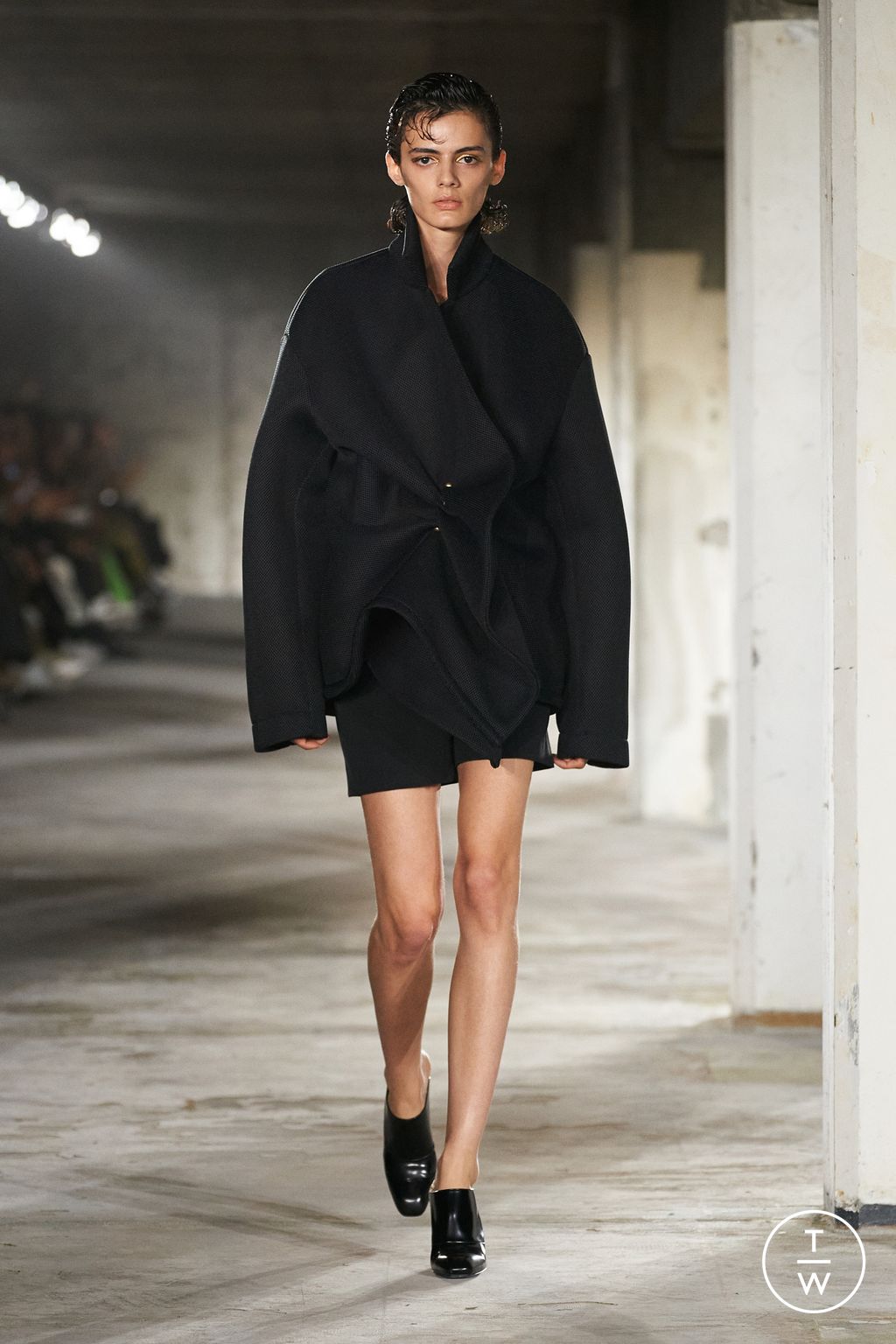 Fashion Week Paris Spring/Summer 2023 look 1 de la collection Dries Van Noten womenswear