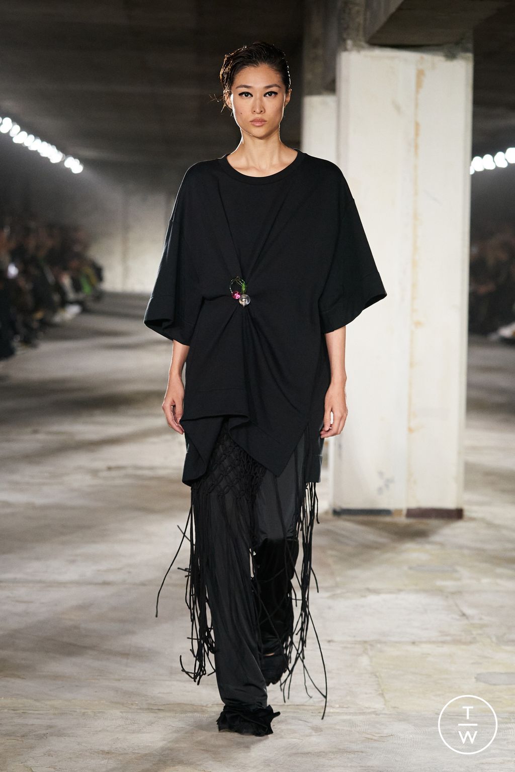 Fashion Week Paris Spring/Summer 2023 look 8 from the Dries Van Noten collection womenswear