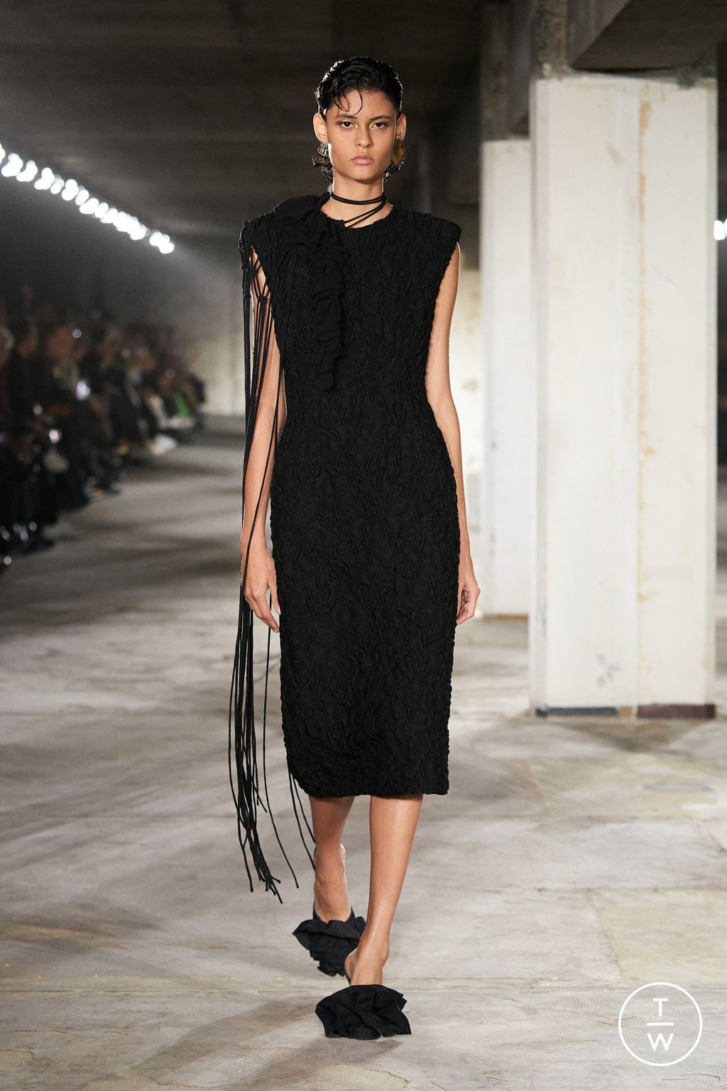 Fashion Week Paris Spring/Summer 2023 look 9 from the Dries Van Noten collection 女装