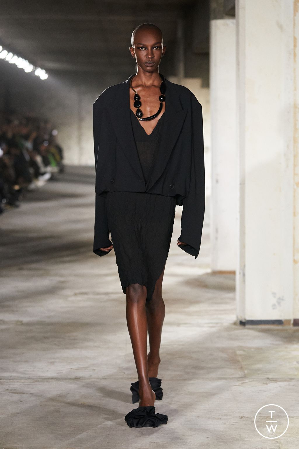 Fashion Week Paris Spring/Summer 2023 look 11 from the Dries Van Noten collection 女装