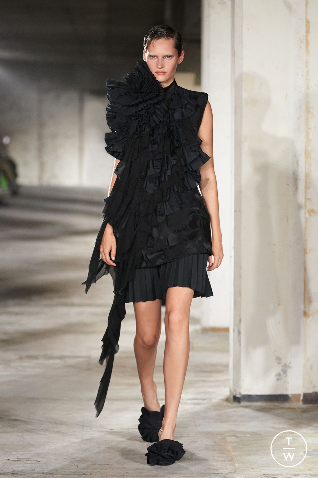 Fashion Week Paris Spring/Summer 2023 look 13 from the Dries Van Noten collection 女装