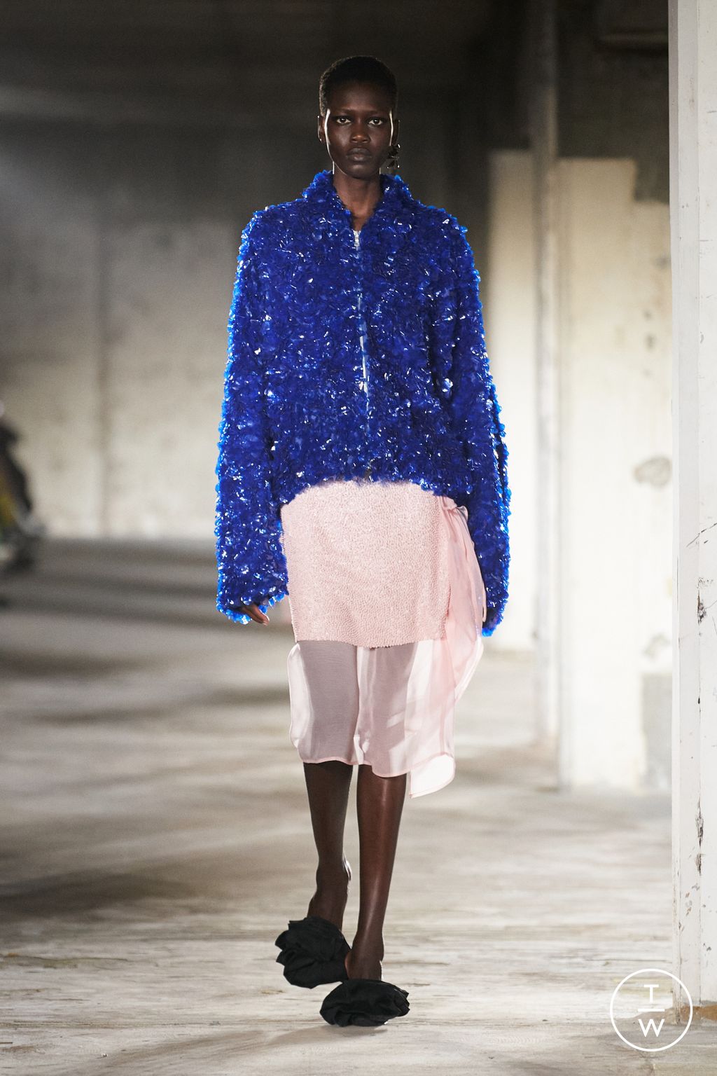 Fashion Week Paris Spring/Summer 2023 look 21 from the Dries Van Noten collection 女装