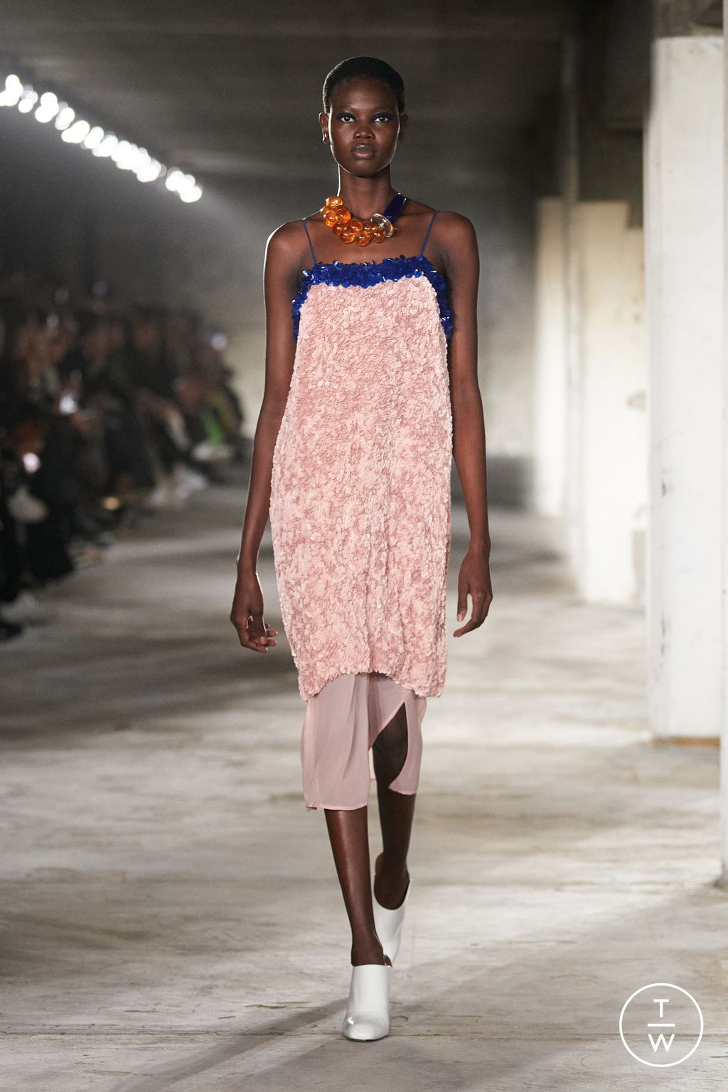 Fashion Week Paris Spring/Summer 2023 look 22 from the Dries Van Noten collection womenswear