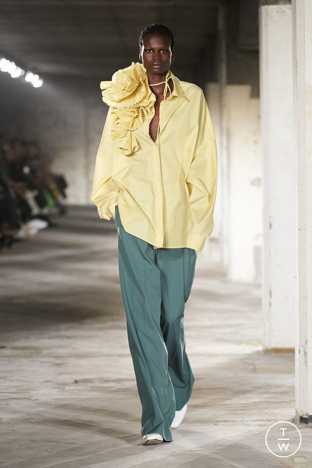 Fashion Week Paris Spring/Summer 2023 look 32 from the Dries Van Noten collection womenswear