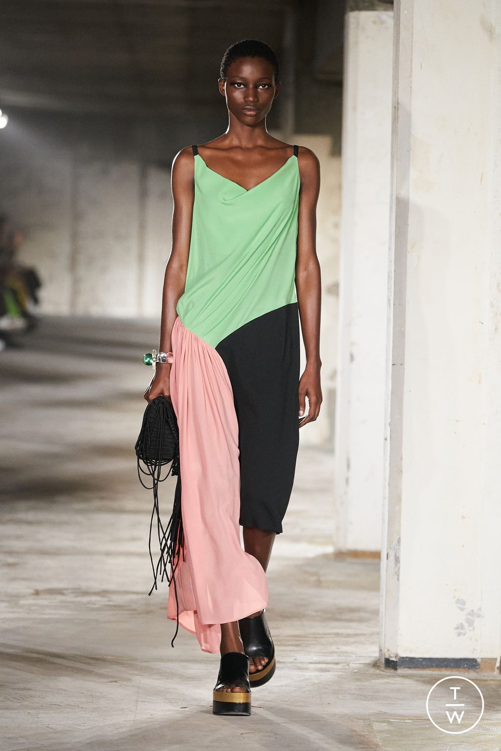 Fashion Week Paris Spring/Summer 2023 look 36 from the Dries Van Noten collection 女装