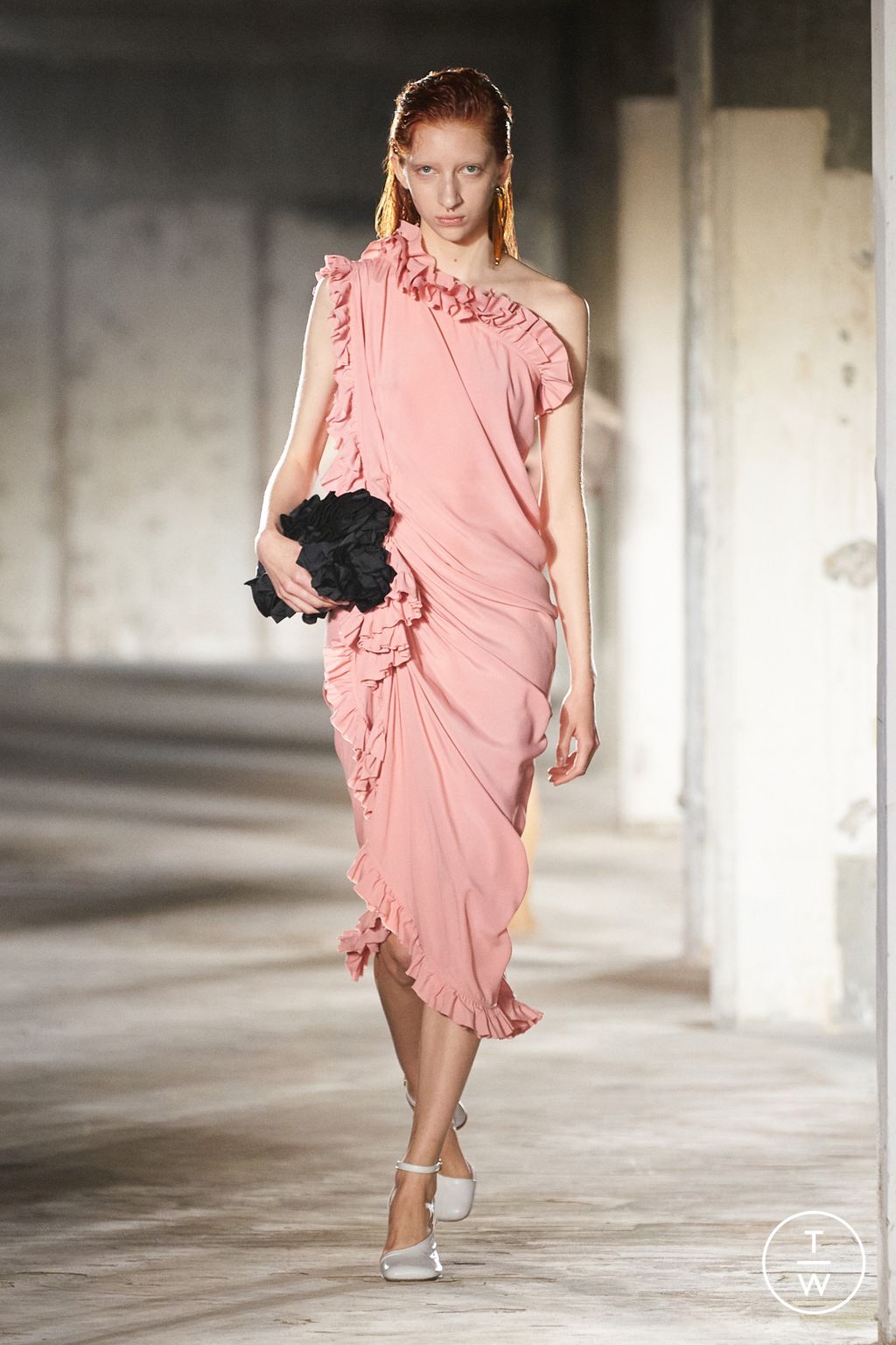 Fashion Week Paris Spring/Summer 2023 look 38 from the Dries Van Noten collection womenswear