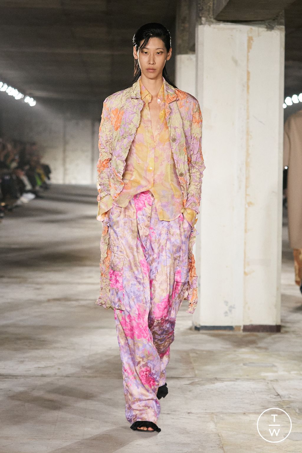 Fashion Week Paris Spring/Summer 2023 look 42 from the Dries Van Noten collection 女装
