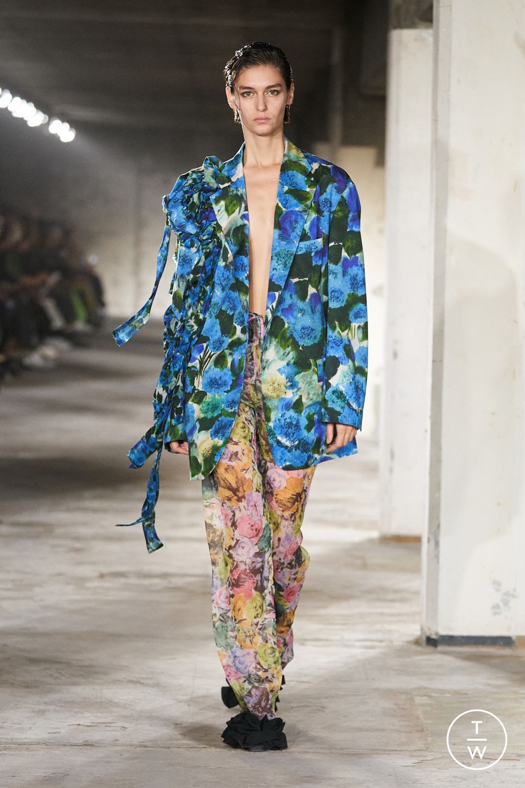 Fashion Week Paris Spring/Summer 2023 look 48 from the Dries Van Noten collection 女装