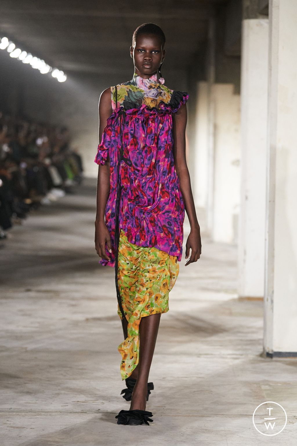 Fashion Week Paris Spring/Summer 2023 look 55 from the Dries Van Noten collection 女装