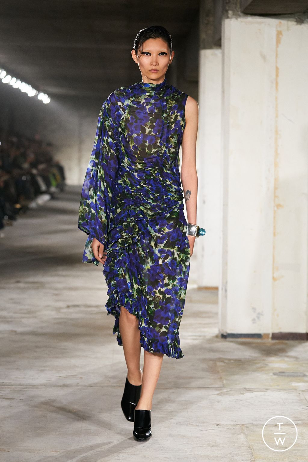 Fashion Week Paris Spring/Summer 2023 look 61 from the Dries Van Noten collection 女装