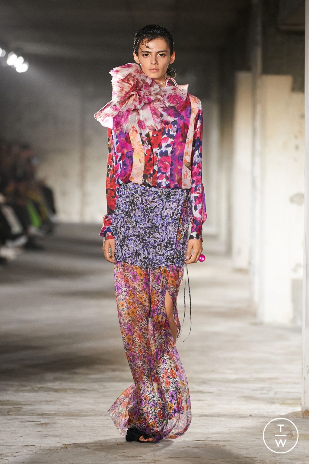 Fashion Week Paris Spring/Summer 2023 look 64 from the Dries Van Noten collection 女装