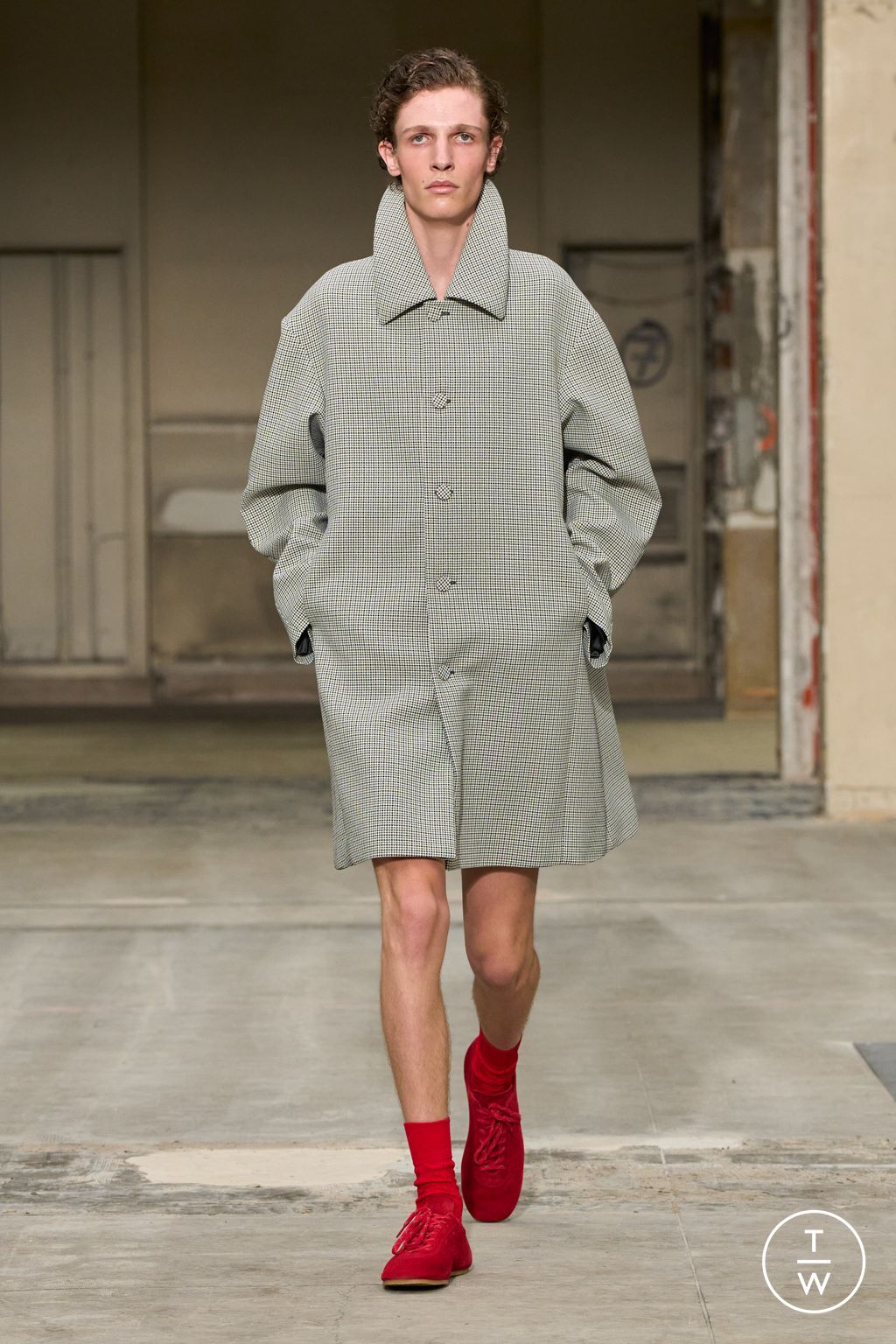 Fashion Week Paris Spring/Summer 2026 look 1 from the Dries Van Noten collection menswear