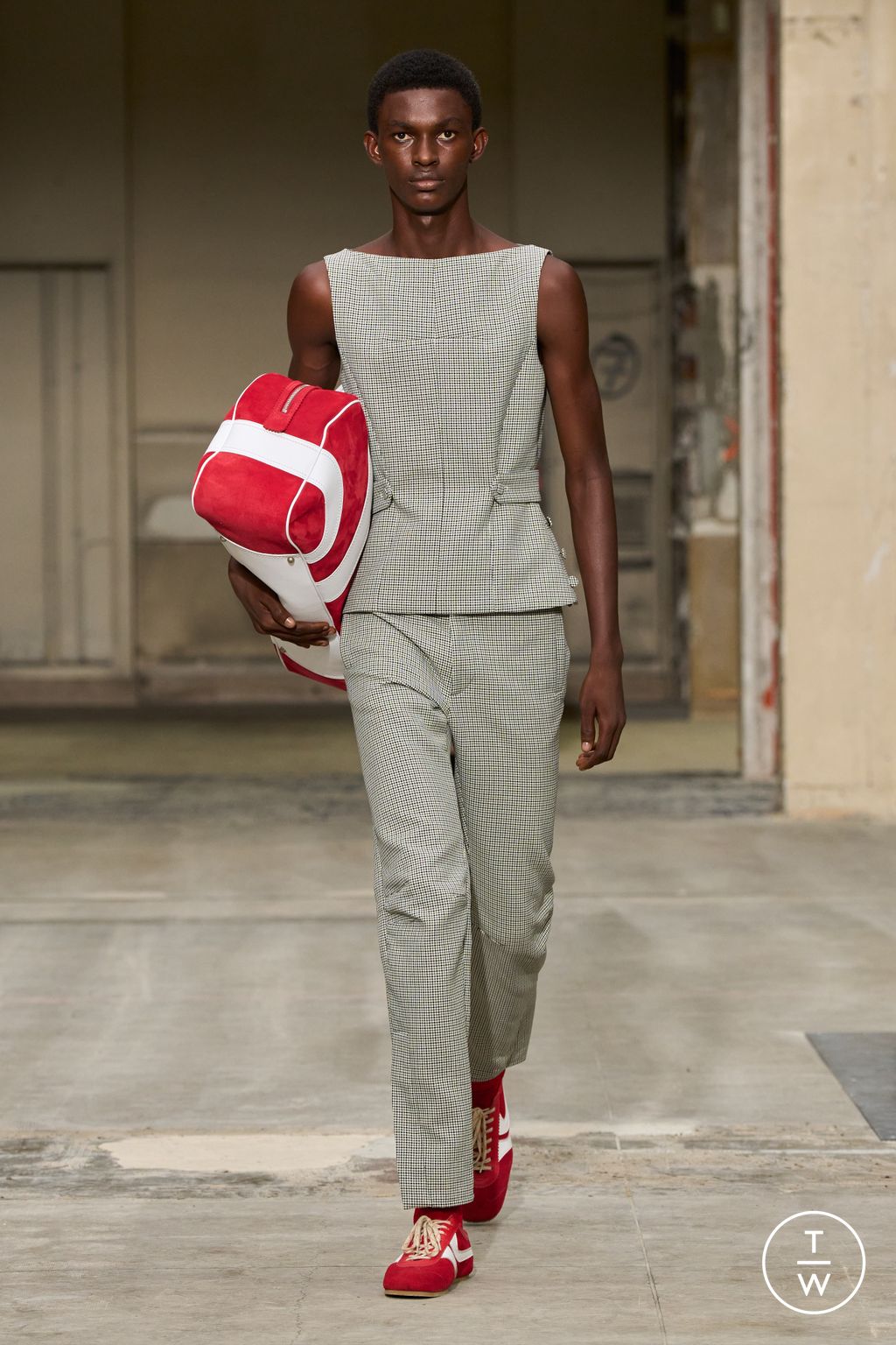 Fashion Week Paris Spring/Summer 2026 look 2 de la collection Dries Van Noten menswear