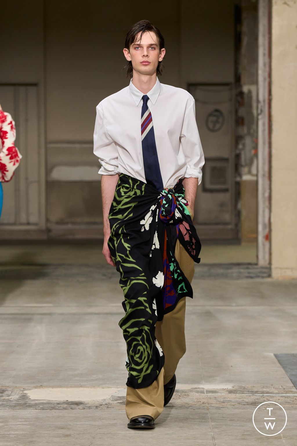Fashion Week Paris Spring/Summer 2026 look 17 from the Dries Van Noten collection menswear