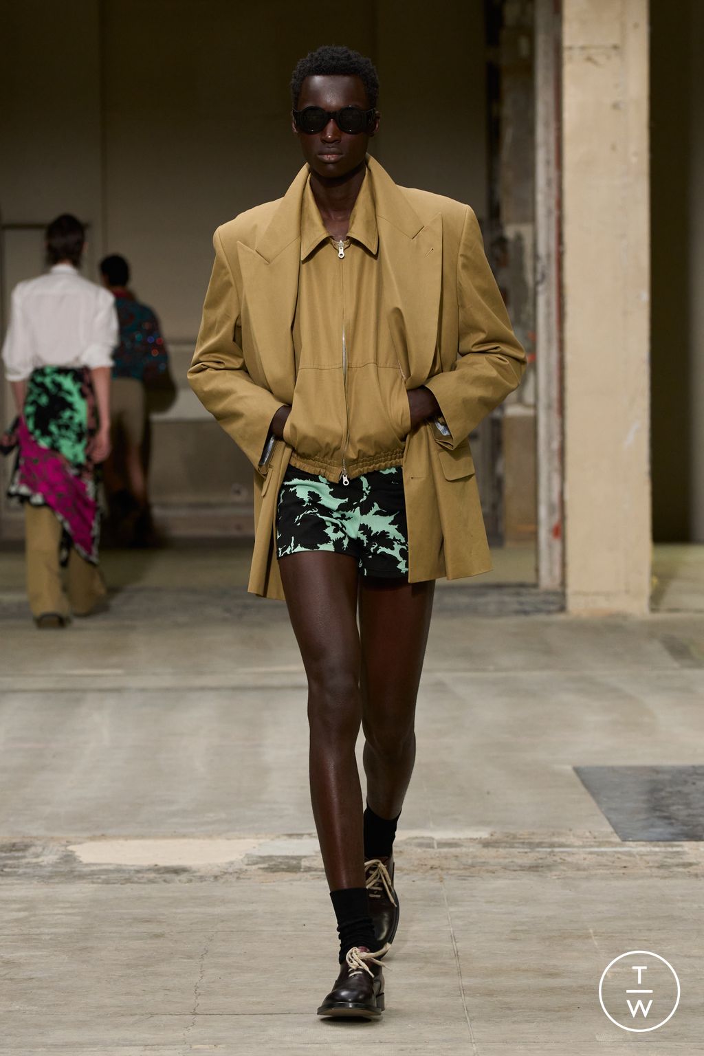 Fashion Week Paris Spring/Summer 2026 look 24 from the Dries Van Noten collection 男装