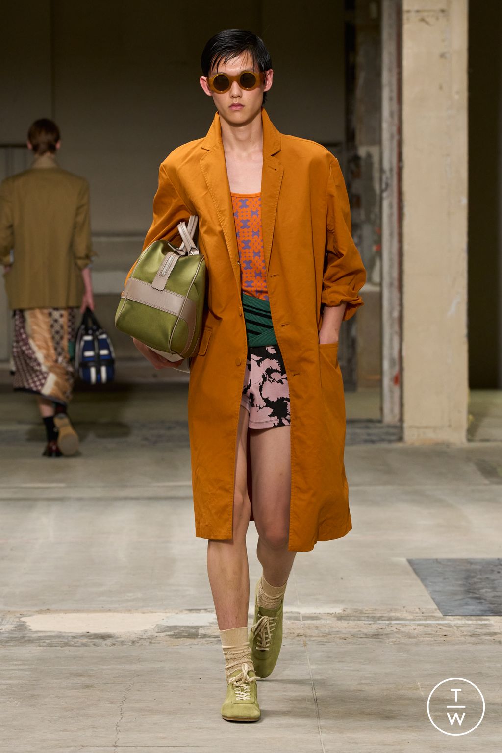Fashion Week Paris Spring/Summer 2026 look 26 from the Dries Van Noten collection menswear