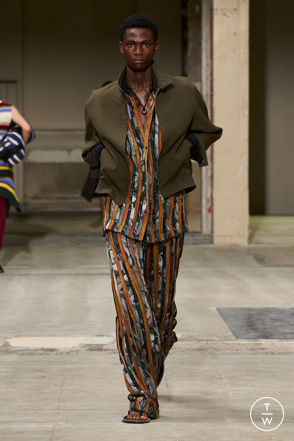 Fashion Week Paris Spring/Summer 2026 look 27 from the Dries Van Noten collection menswear