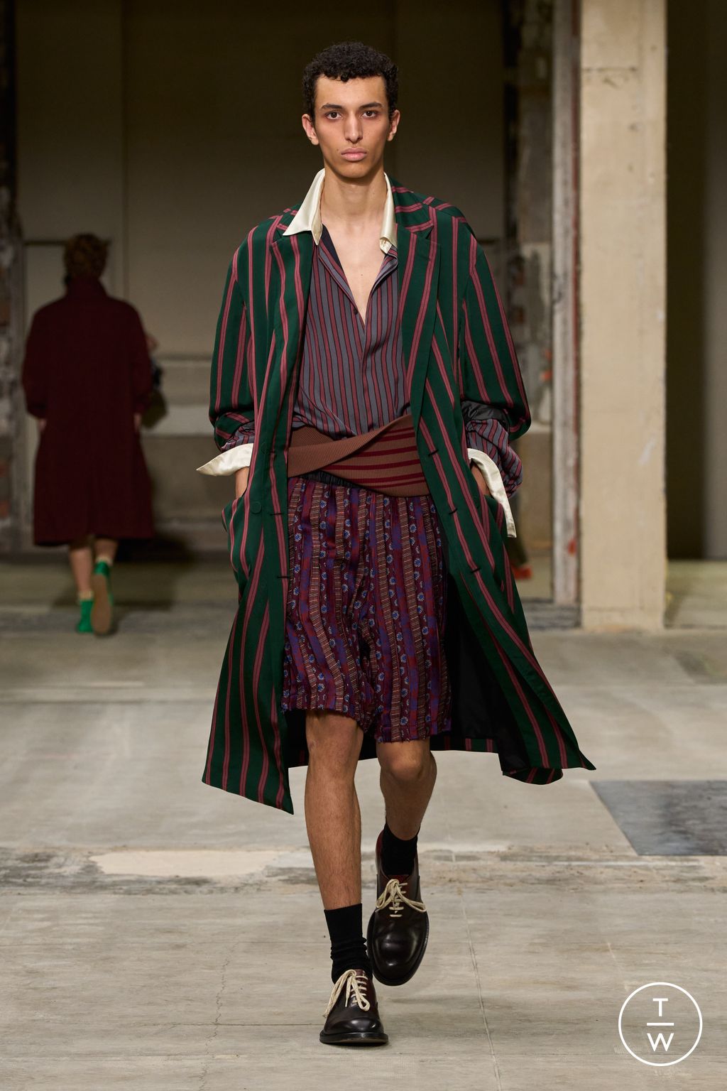 Fashion Week Paris Spring/Summer 2026 look 28 from the Dries Van Noten collection menswear