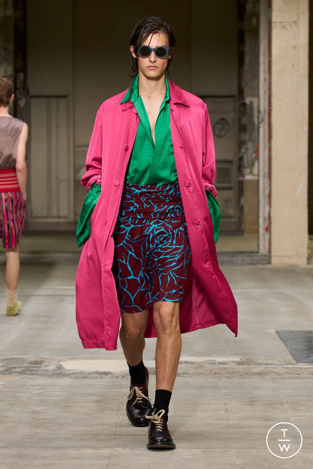 Fashion Week Paris Spring/Summer 2026 look 38 from the Dries Van Noten collection menswear