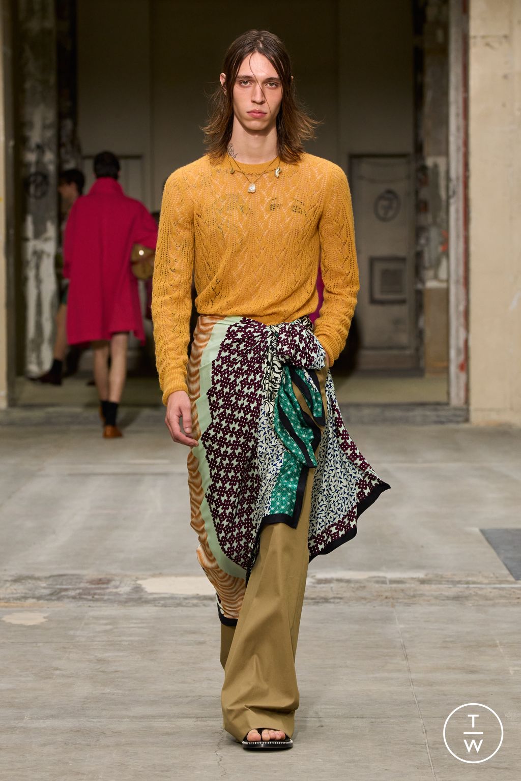 Fashion Week Paris Spring/Summer 2026 look 39 from the Dries Van Noten collection menswear