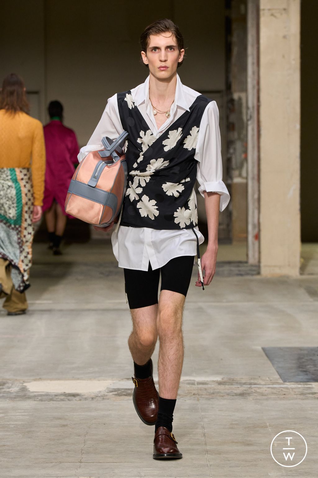 Fashion Week Paris Spring/Summer 2026 look 45 from the Dries Van Noten collection 男装