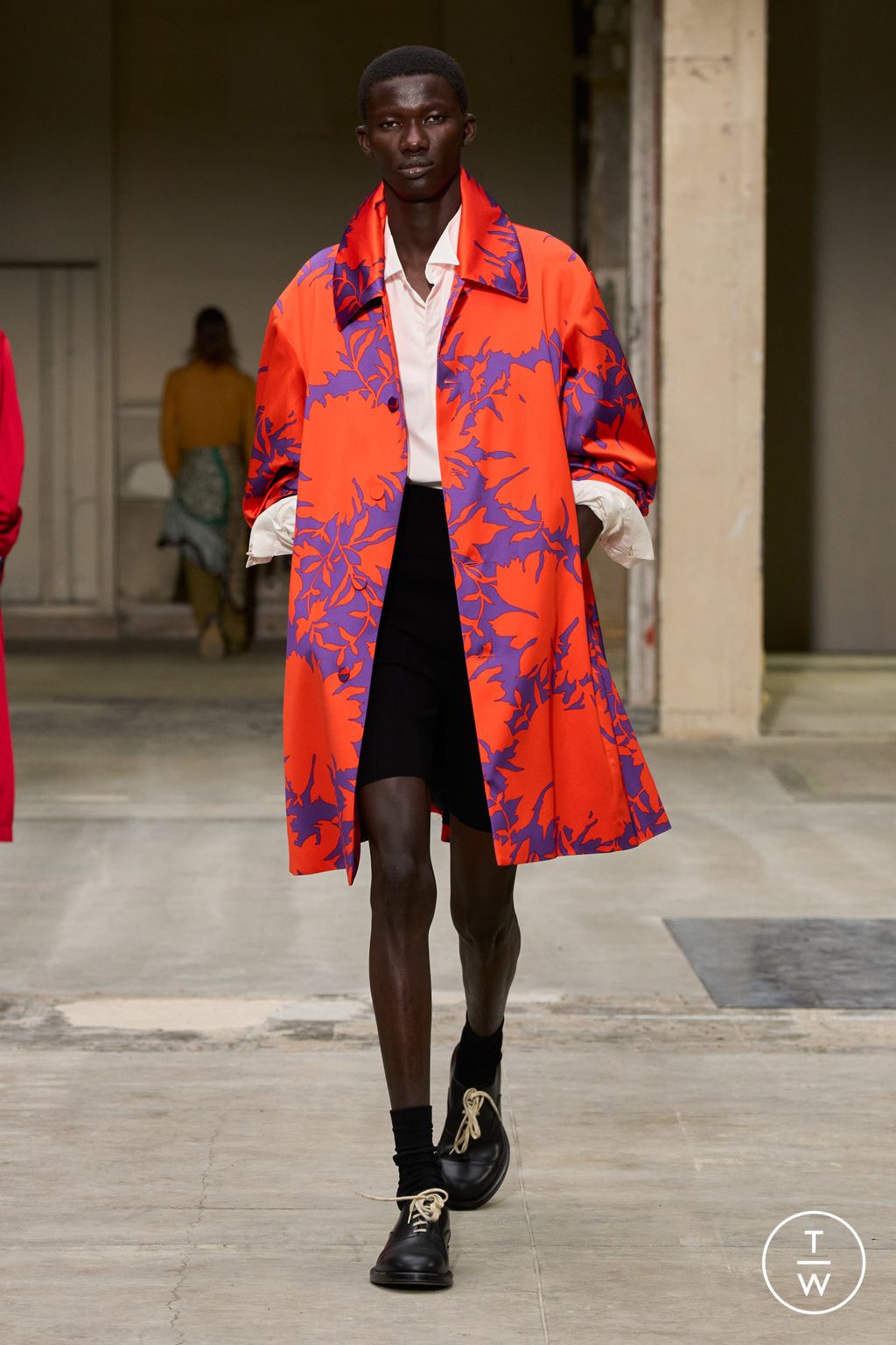 Fashion Week Paris Spring/Summer 2026 look 46 from the Dries Van Noten collection menswear