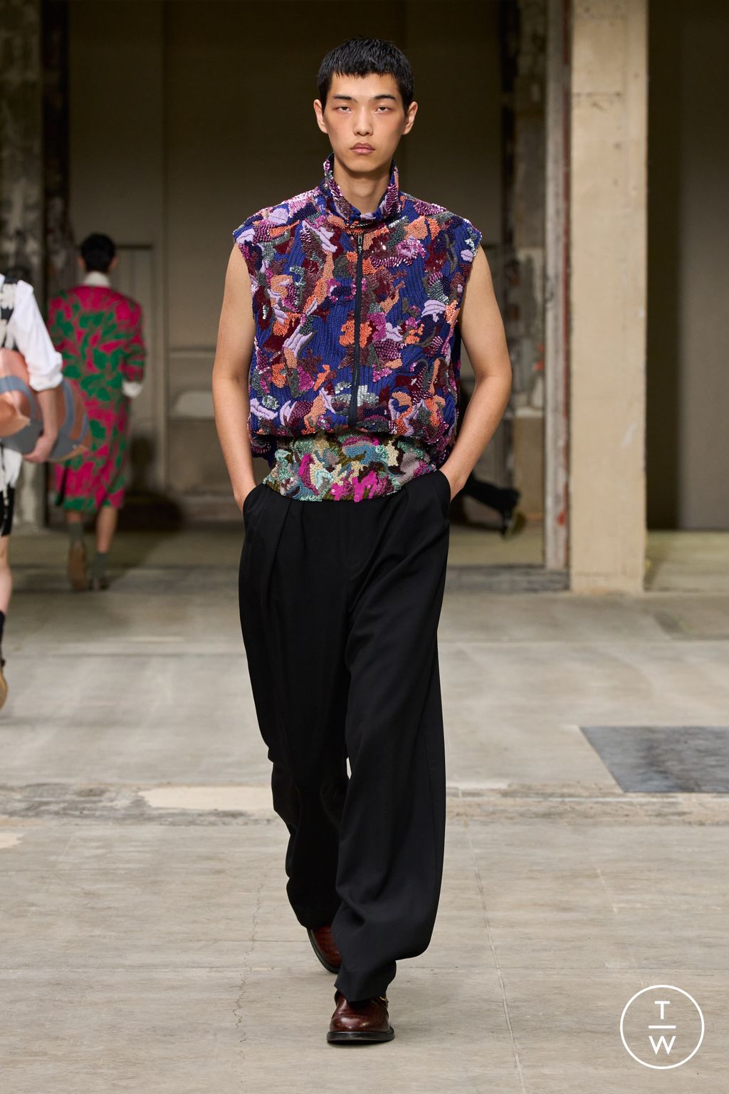 Fashion Week Paris Spring/Summer 2026 look 52 from the Dries Van Noten collection menswear