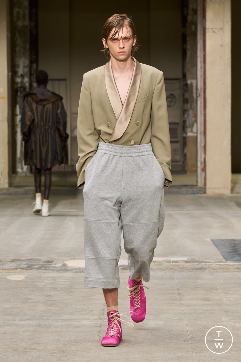 Fashion Week Paris Spring/Summer 2026 look 54 from the Dries Van Noten collection menswear