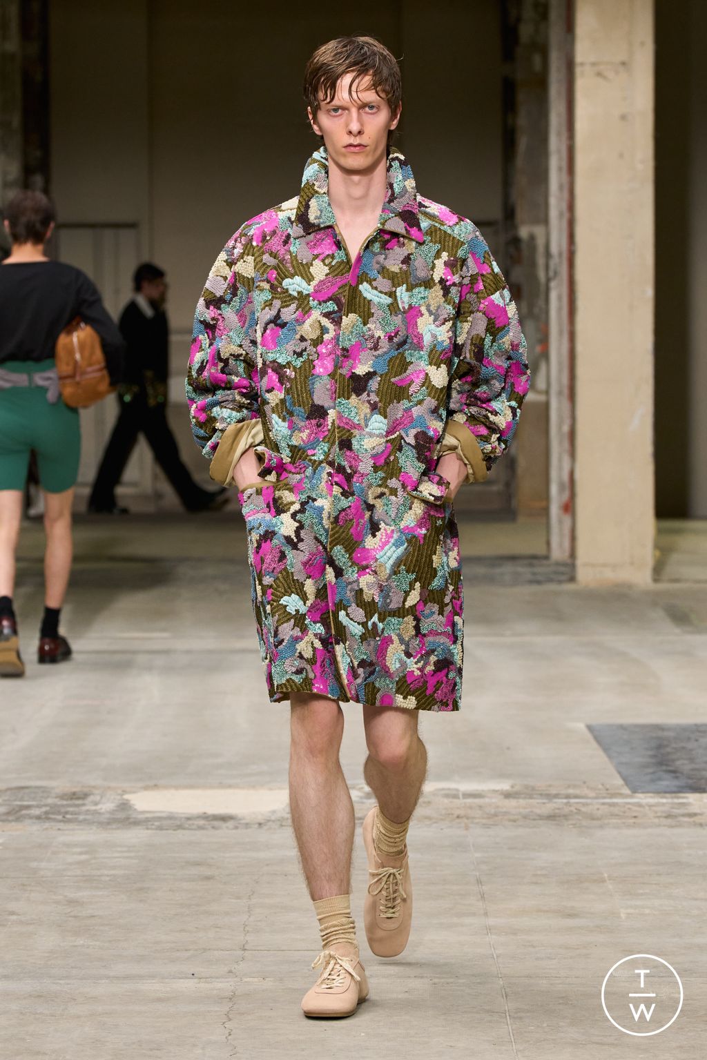 Fashion Week Paris Spring/Summer 2026 look 55 from the Dries Van Noten collection menswear