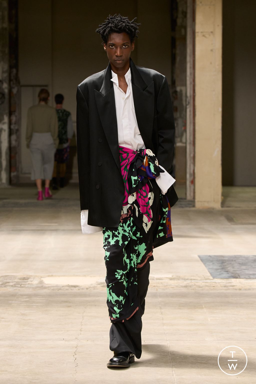 Fashion Week Paris Spring/Summer 2026 look 61 from the Dries Van Noten collection 男装
