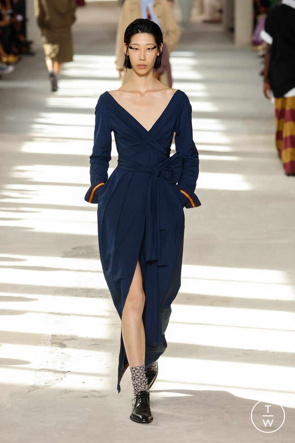 Fashion Week Paris Spring/Summer 2024 look 25 from the Dries Van Noten collection 女装