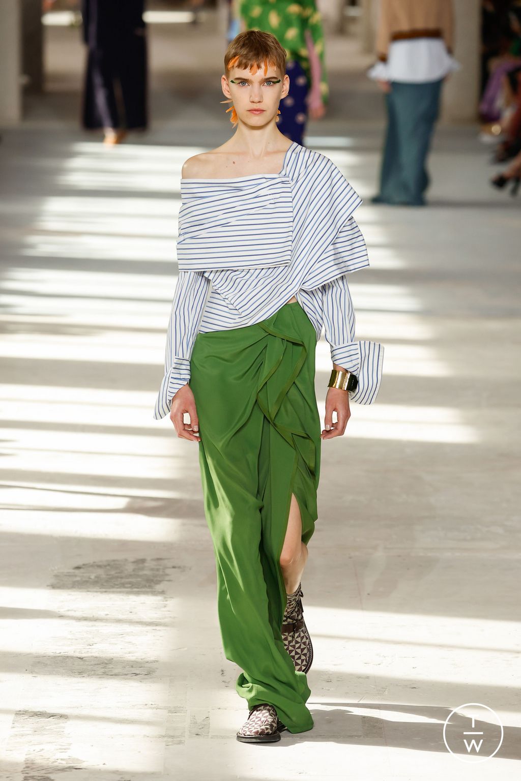 Fashion Week Paris Spring/Summer 2024 look 36 from the Dries Van Noten collection 女装