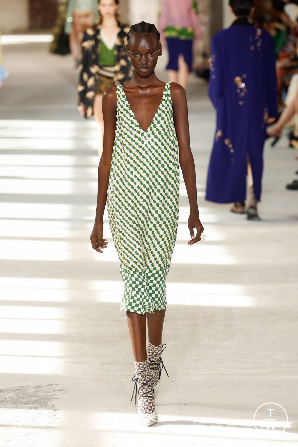 Fashion Week Paris Spring/Summer 2024 look 41 from the Dries Van Noten collection 女装