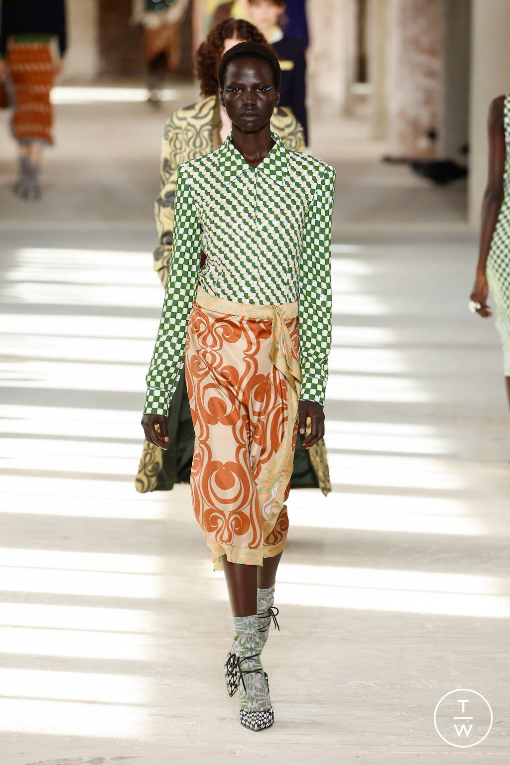 Fashion Week Paris Spring/Summer 2024 look 43 from the Dries Van Noten collection 女装