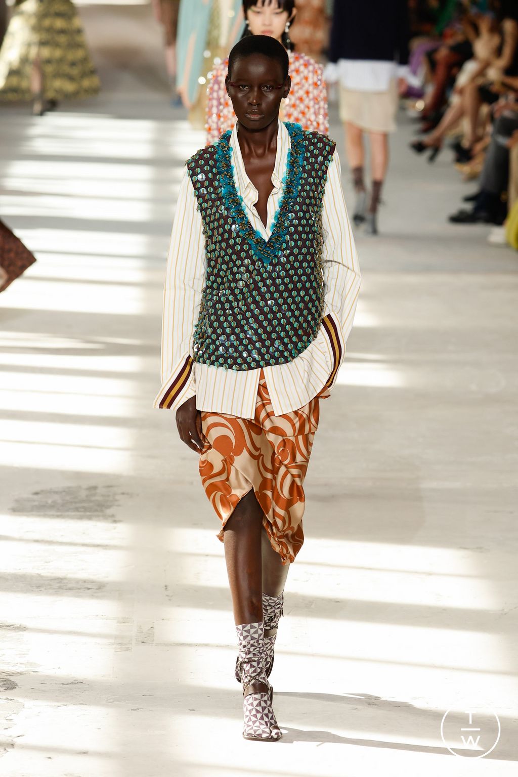 Fashion Week Paris Spring/Summer 2024 look 48 from the Dries Van Noten collection 女装