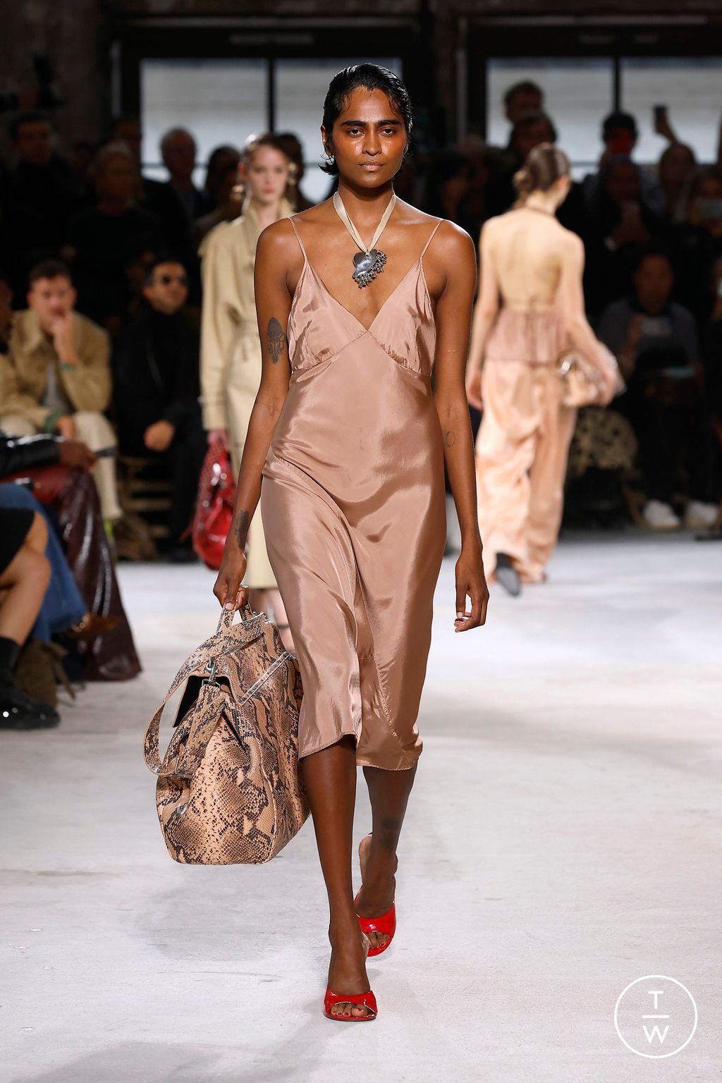 Fashion Week Paris Spring/Summer 2025 look 6 from the Dries Van Noten collection womenswear