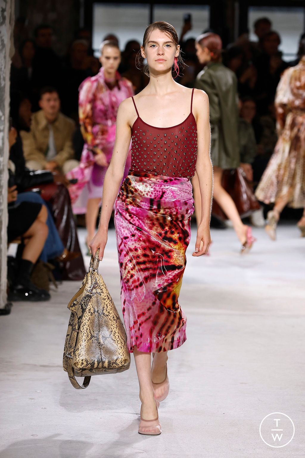 Fashion Week Paris Spring/Summer 2025 look 24 from the Dries Van Noten collection womenswear