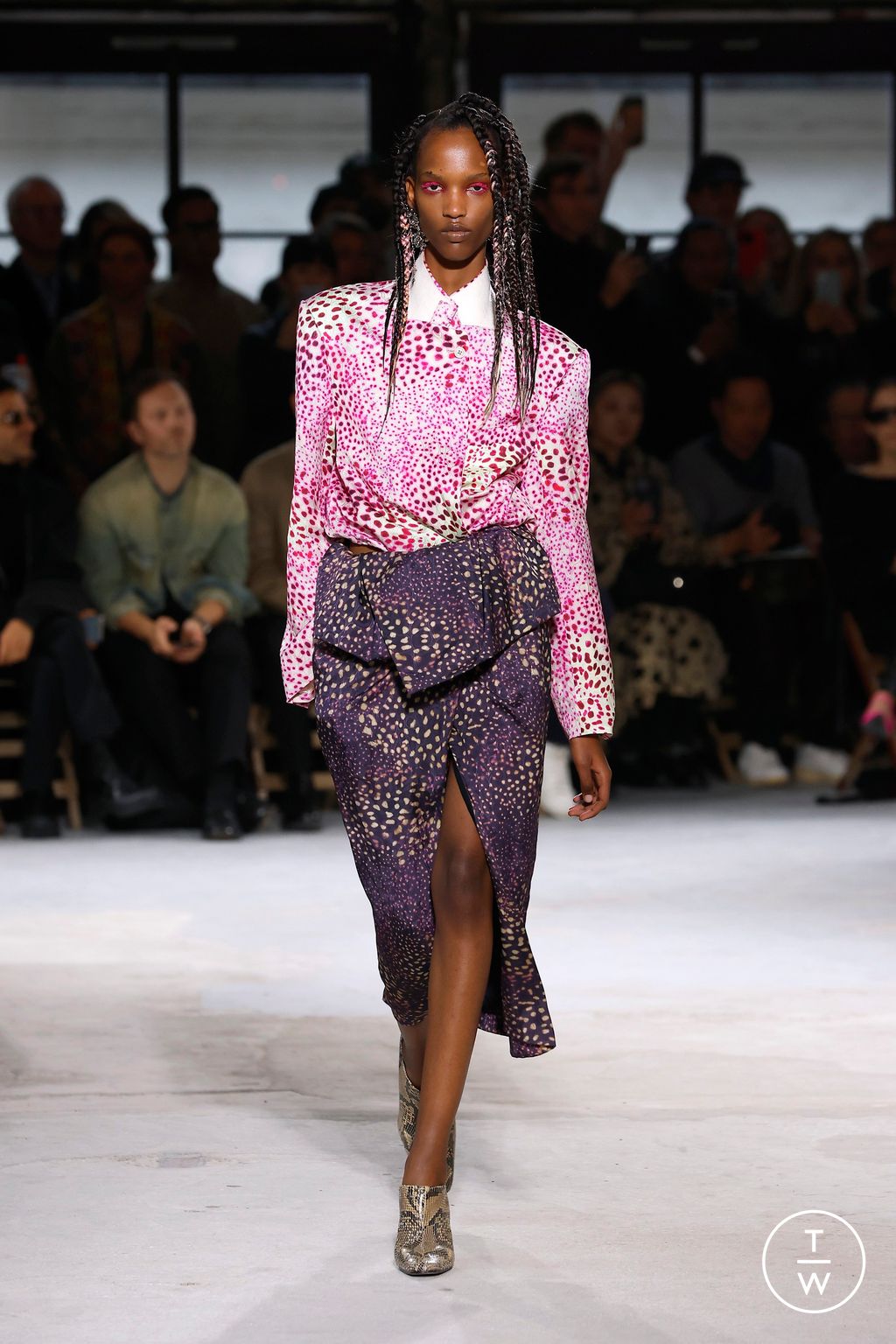 Fashion Week Paris Spring/Summer 2025 look 26 from the Dries Van Noten collection womenswear
