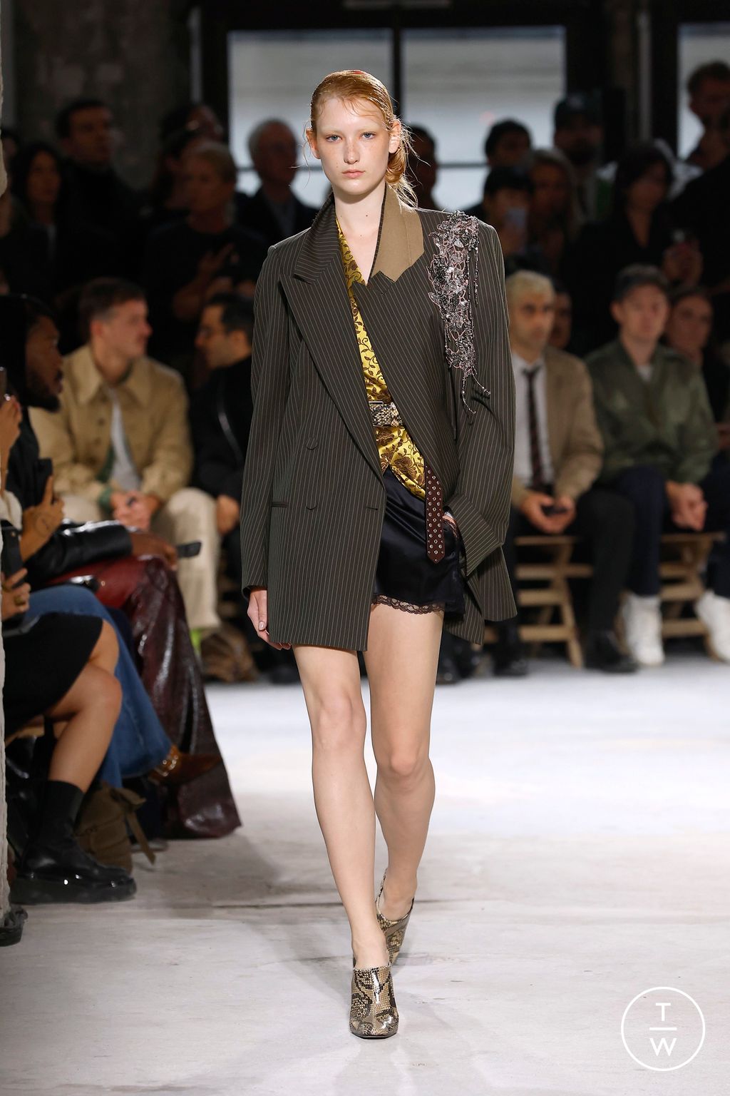 Fashion Week Paris Spring/Summer 2025 look 32 from the Dries Van Noten collection womenswear