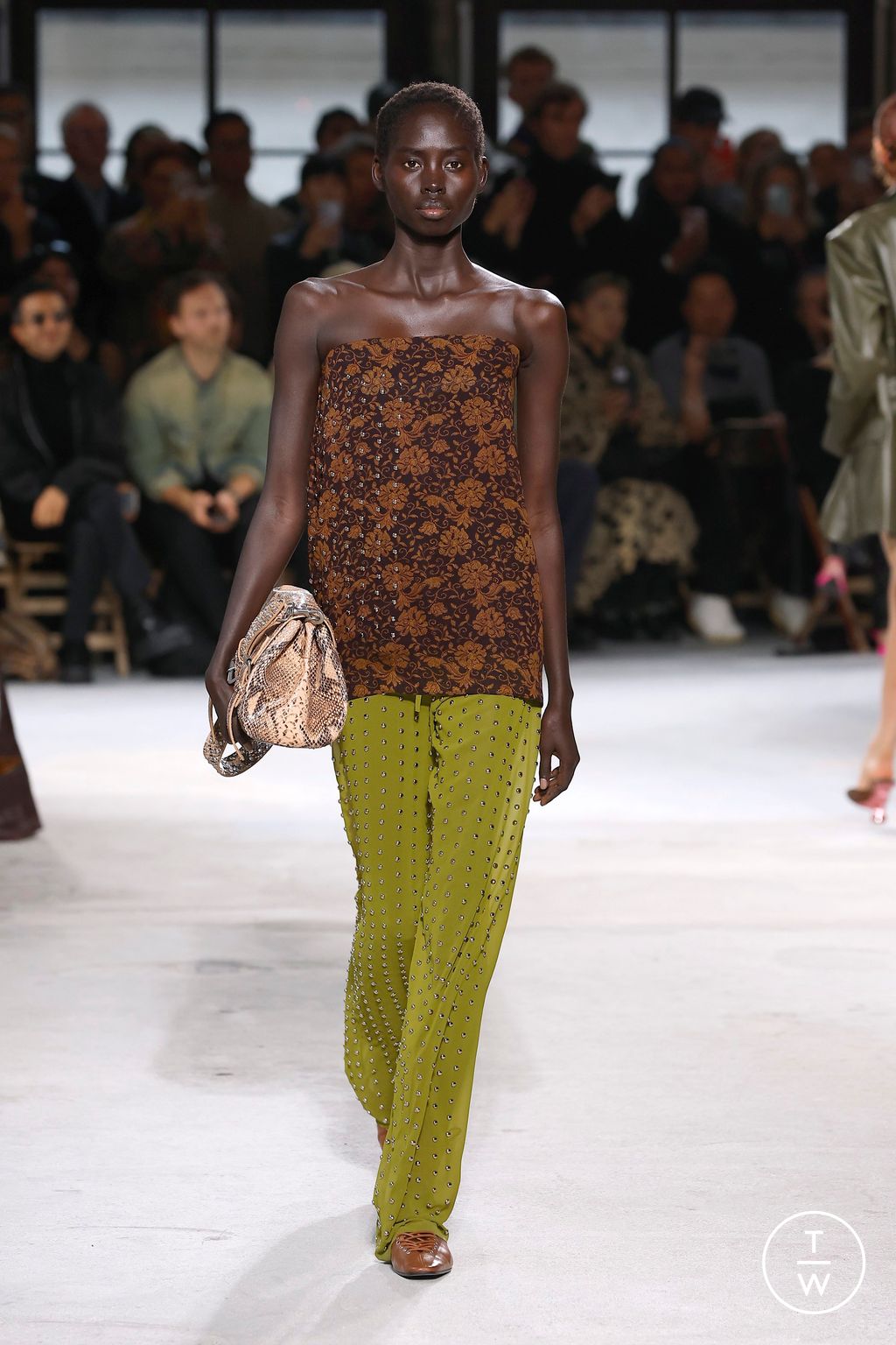 Fashion Week Paris Spring/Summer 2025 look 33 from the Dries Van Noten collection womenswear