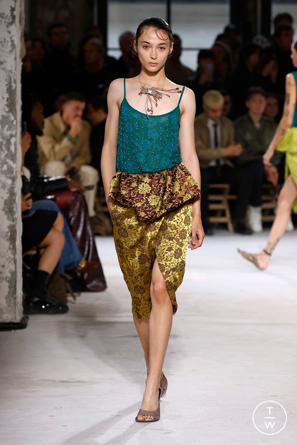 Fashion Week Paris Spring/Summer 2025 look 39 from the Dries Van Noten collection womenswear
