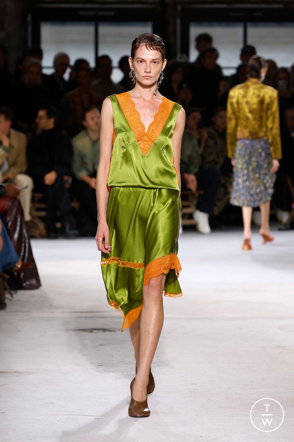 Fashion Week Paris Spring-Summer 2025 look 42 from the Dries Van Noten collection 女装