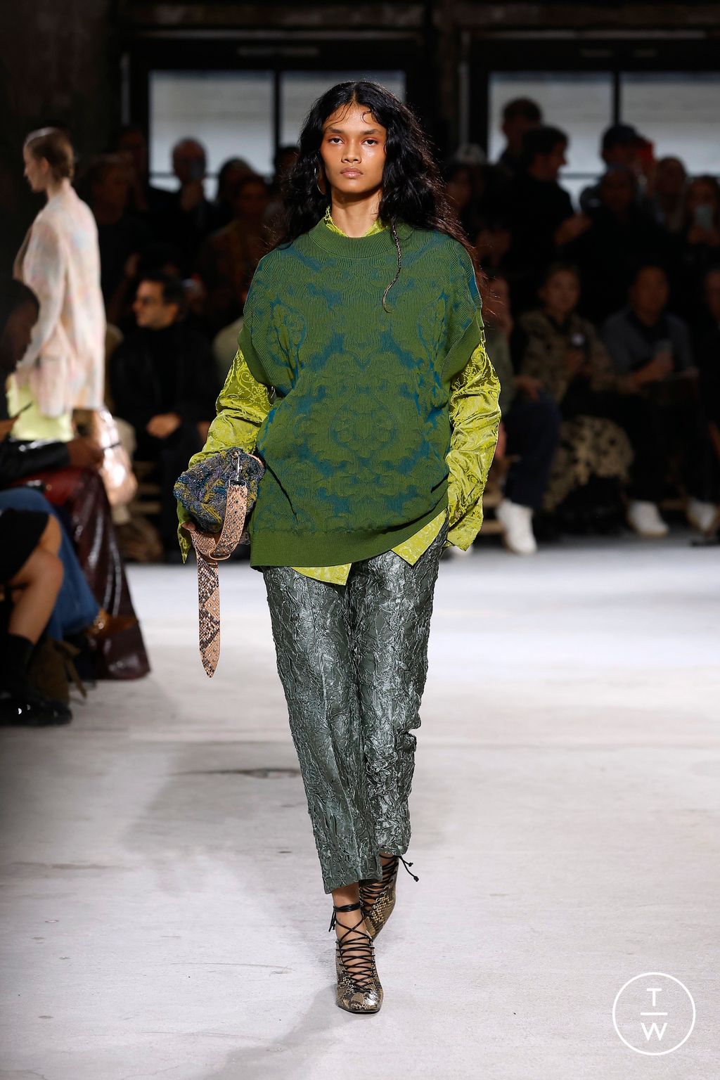 Fashion Week Paris Spring/Summer 2025 look 43 from the Dries Van Noten collection womenswear