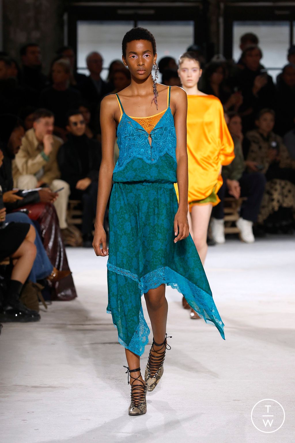 Fashion Week Paris Spring-Summer 2025 look 44 from the Dries Van Noten collection 女装