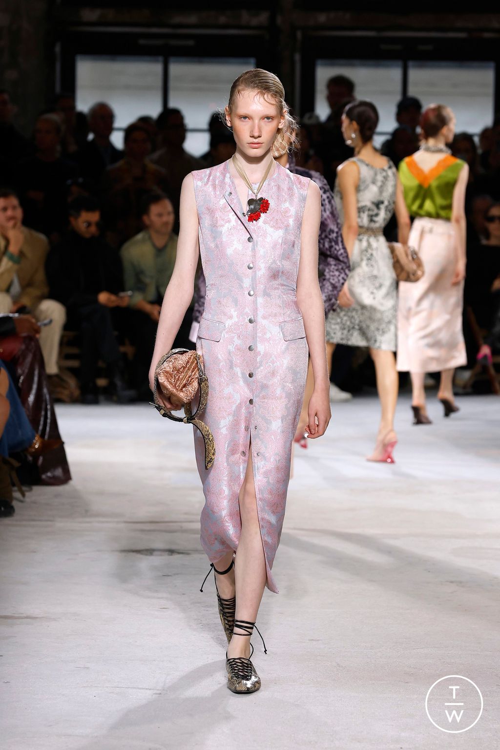 Fashion Week Paris Spring/Summer 2025 look 51 from the Dries Van Noten collection womenswear