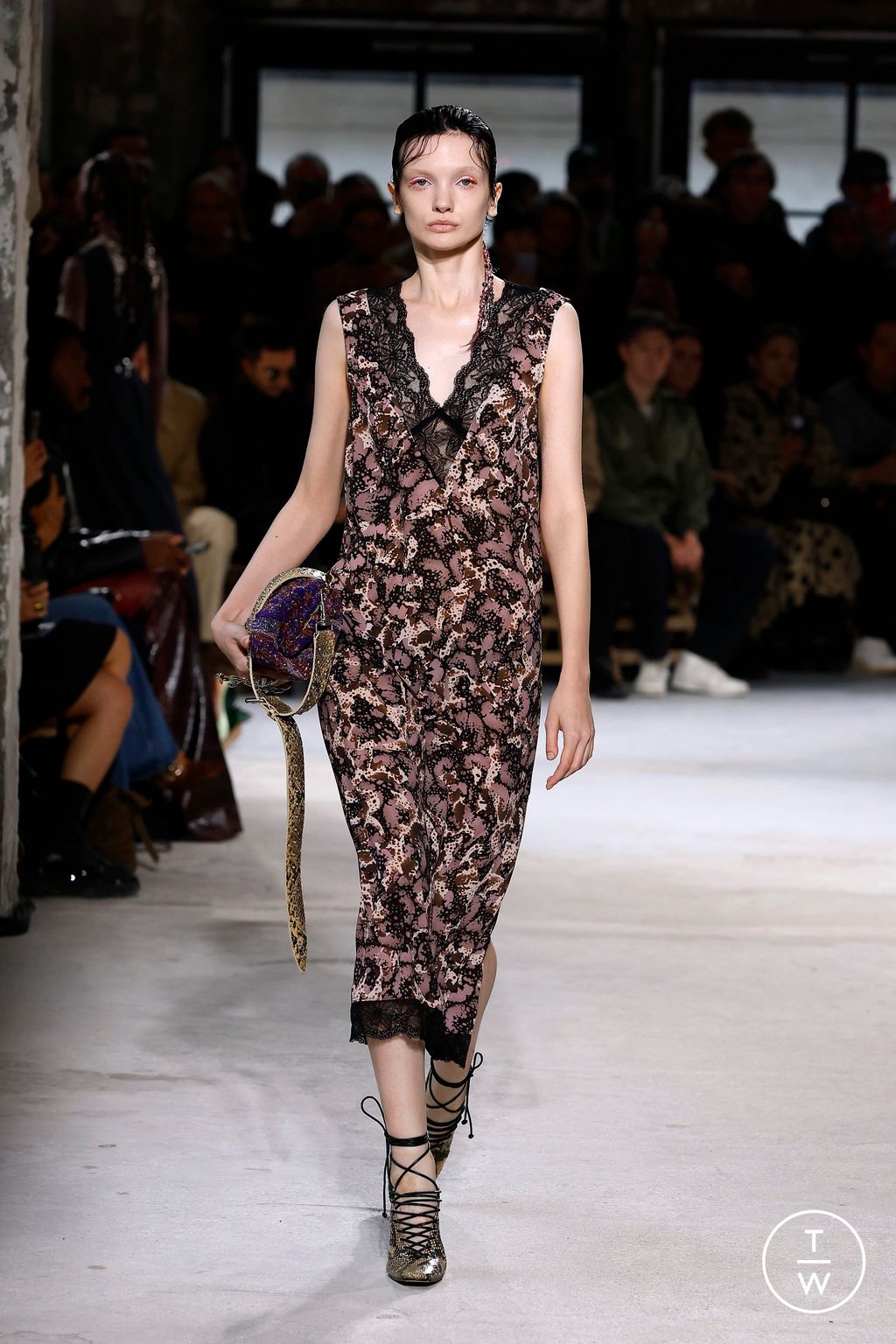 Fashion Week Paris Spring/Summer 2025 look 53 from the Dries Van Noten collection womenswear