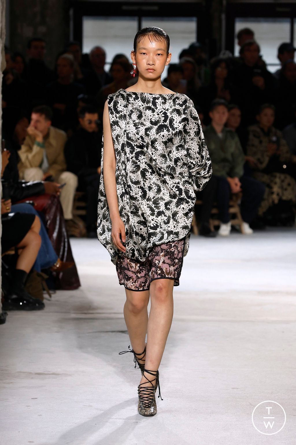 Fashion Week Paris Spring/Summer 2025 look 55 from the Dries Van Noten collection womenswear