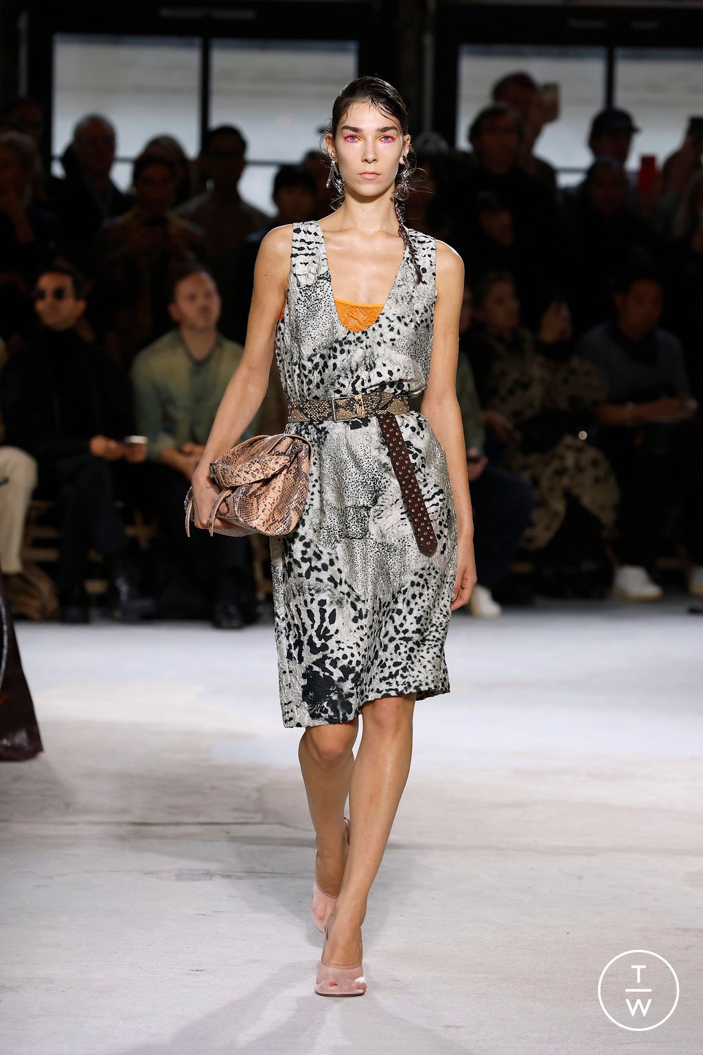 Fashion Week Paris Spring/Summer 2025 look 57 from the Dries Van Noten collection womenswear