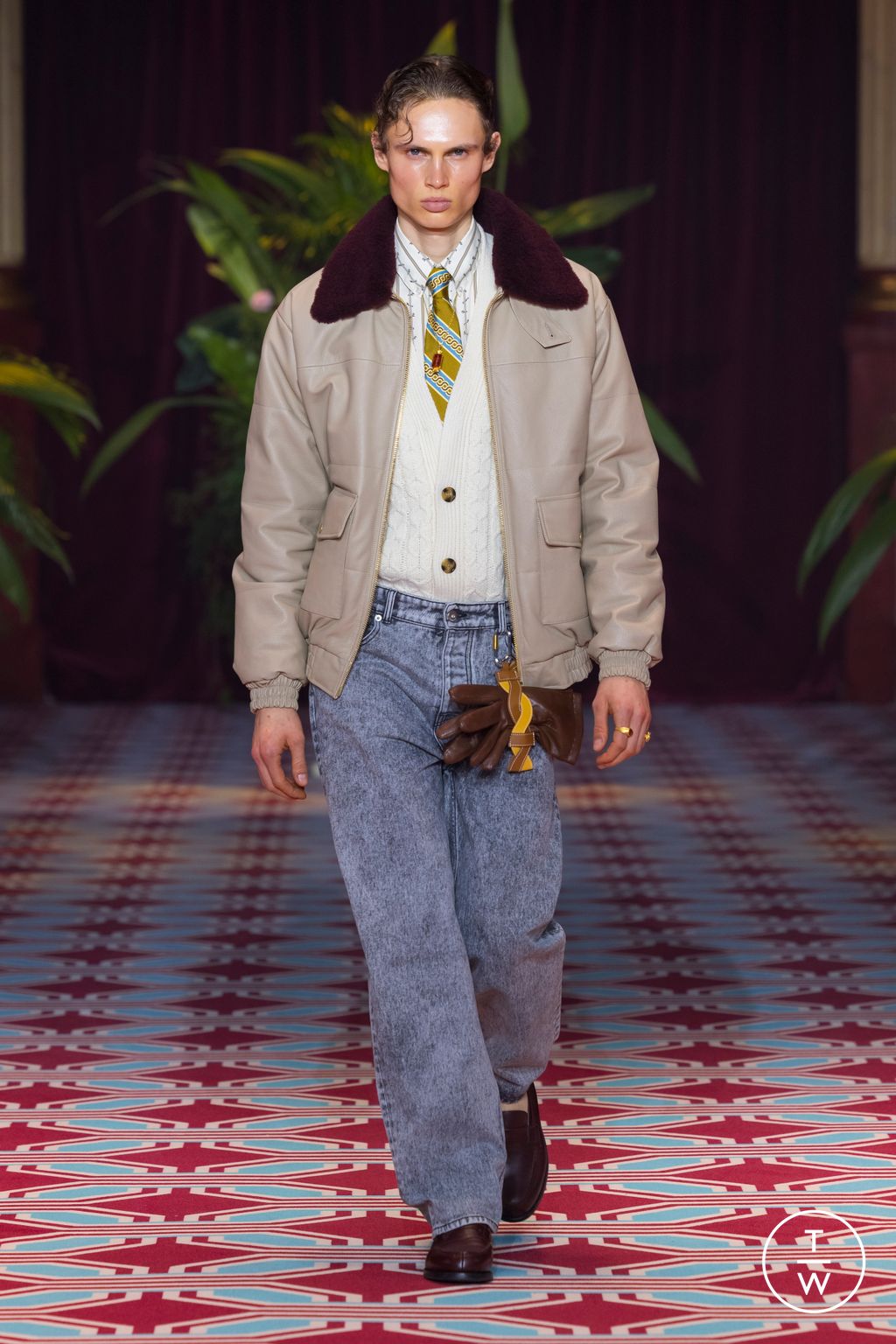 Fashion Week Paris Fall/Winter 2024 look 1 from the Drôle de Monsieur collection 男装