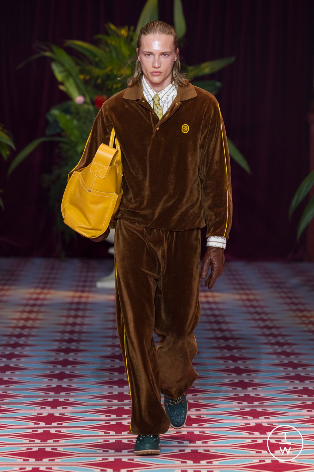 Fashion Week Paris Fall/Winter 2024 look 2 from the Drôle de Monsieur collection 男装